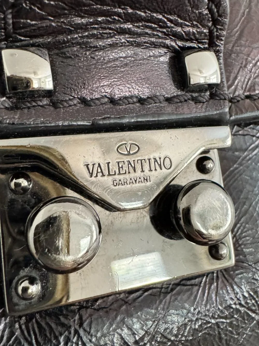 Valentino Garavani Glam Lock Bag in Black - Picture 6 of 9